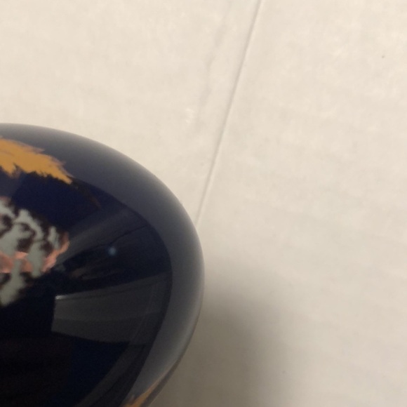 Cobalt blue porcelain egg with 3 legs painted in gold tone and decorated around - Picture 10 of 10